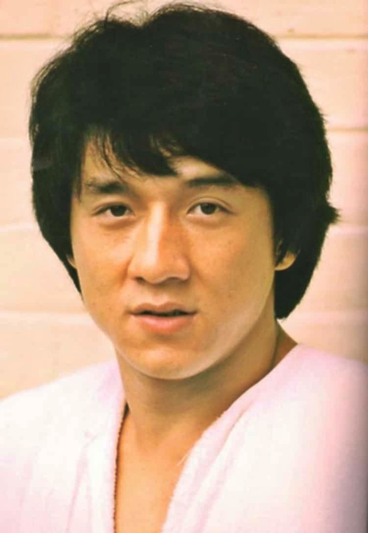 Felismered a képeken látható kisfiút? Most 70 éves, az akciófilmek legendás sztárja - Jackie Chan